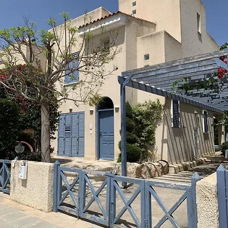 Polis Villa