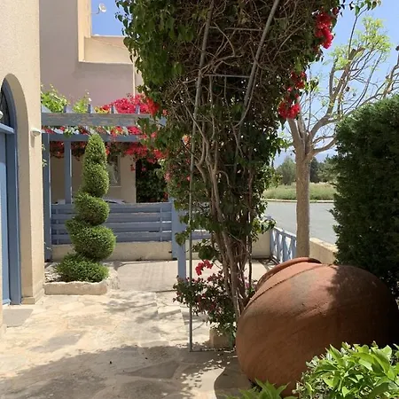 Polis Villa